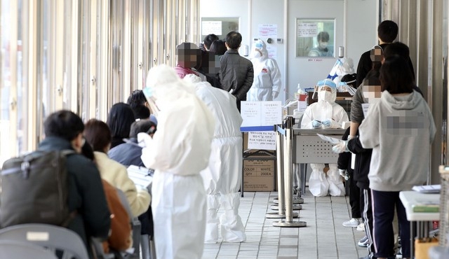 코로나19 신규 확진자가 506명 발생한 31일 서울 동대문구 선별진료소에서 사람들이 코로나19 검사를 위해 줄지어 대기하고 있다. 질병관리청 중앙방역대책본부(방대본)에 따르면 이날 0시 기준 누적 확진자는 전날 0시 이후 506명이 증가한 10만3088명이다.