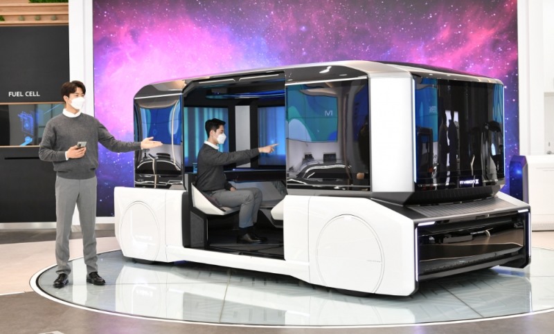 현대모비스가 지난 31일 경기도 용인에 위치한 현대모비스 기술연구소 내 디지털 스튜디오에서 <중장기 전략 및 신기술 발표 컨퍼런스>를 개최한 가운데, 기획부문장인 정수경 부사장이 회사의 중장기 성장 전략과 비전을 발표하고 있다.