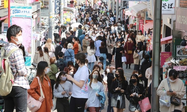 코로나19 확산을 막기 위해 마스크를 쓴 시민들이 31일 일본 도쿄 거리를 걷고 있다. 31일 도쿄의 코로나19 일일 확진자 수가 400명을 넘은 가운데 전문가들은 도쿄 올림픽이 슈퍼 전파 이벤트가 될 수도 있다고 우려하고 있다.