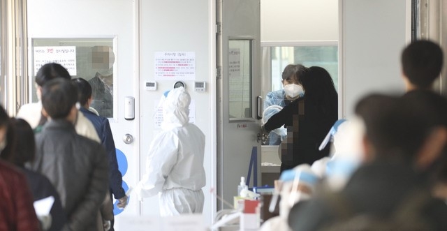 지난달 31일 서울 동대문구 선별진료소에서 사람들이 코로나19 검사를 위해 줄지어 대기하고 있다. 질병관리청 중앙방역대책본부(방대본)에 따르면 이날 0시 기준 누적 확진자는 전날 0시 이후 506명이 증가한 10만3088명이다.