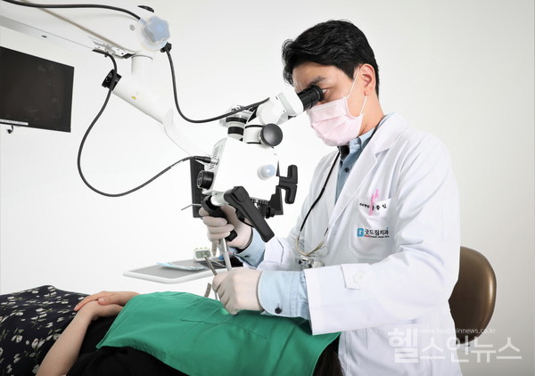 굿드림치과마곡발산점문종일원장이미세현미경을이용해진료를보고있는모습