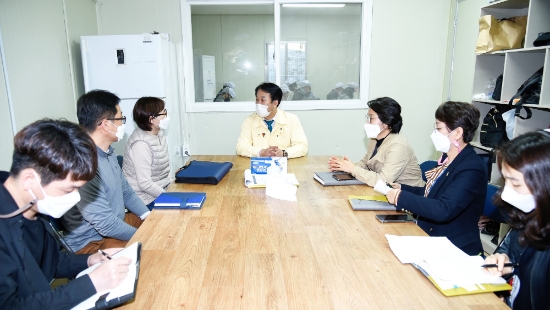 순천시의회 허유인 의장은 지난 31일 순천지역 자활근로 사업장을 찾아, 코로나19 방역 실태와 근무 환경을 점검했다/사진=순천시의회