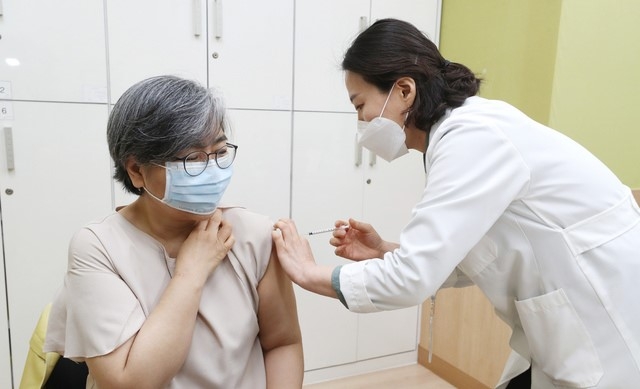 정은경 질병관리청장이 1일 오전 충북 청주 흥덕보건소에서 코로나19 백신을 접종받고 있다. (공동취재사진)