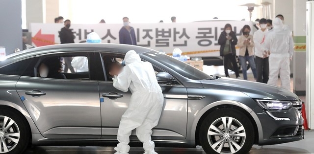 세종시 초등학교와 고등학교에서 코로나19 확진자가 집단으로 발생하며 방역에 비상이 걸린 31일 시민들이 검사를 받기 위해 선별진료소에 길게 줄지어 차례를 기다리고 있다.