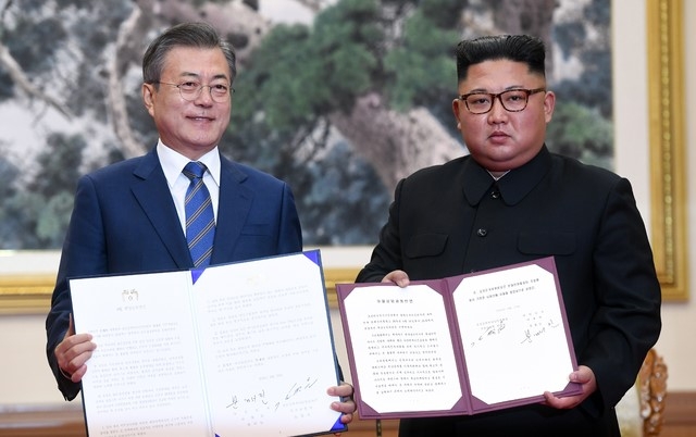 문재인 대통령과 김정은 국무위원장이 19일 오전 평양 백화원 영빈관에서 평양공동선언문에 서명한 후 합의서를 들어보이고 있다. 2018.09.19.