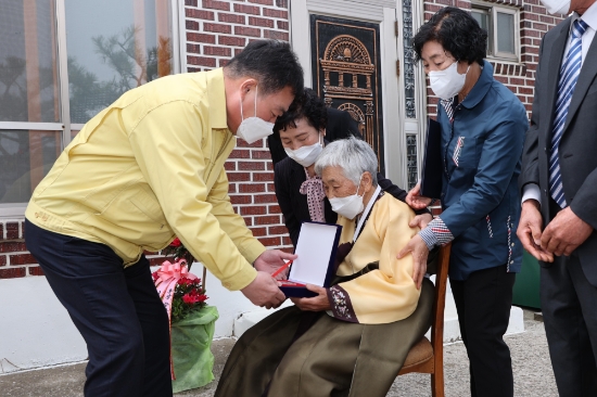 1일 6.25 참전자 유족인 김귀례 어르신을 직접 찾아 거동이 불편한 어르신을 예우해 김산 무안군수가 직접 방문해 훈장증과 훈장패, 훈장을 전수했다/사진=무안군