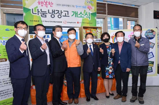 지난 3월 31일 여천동주민센터 ‘행복한 나눔 냉장고’ 개소식에 참여한 권오봉 여수시장을 비롯한 도‧시의원, 여수시지역사회보장협의체 관계자들이 기념촬영을 하고 있다./사진=여수시