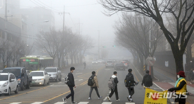 24절기 중 경칩을 맞이한 5일 전북 전주시 완산구 서원로가 앞이 보이지 않을 정도로 안개가 가득 차 있다.