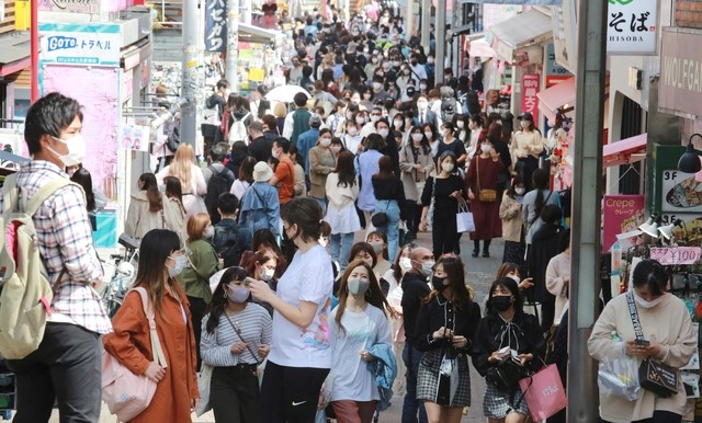지난달 31일 일본 도쿄의 거리를 시민들이 코로나19 감염 방지를 위해 마스크를 쓰고 걷고 있다.