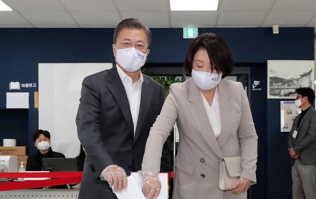 문재인 대통령과 부인인 김정숙 여사가 제21대 국회의원 선거 사전투표 첫 날인 10일 오전 서울 종로구 삼청동 주민센터에 마련된 사전투표소에서 투표를 하고 있다.