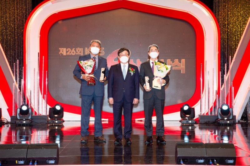 DB손해보험 김정남 대표(사진 가운데)가 특별상 수상자 이명희씨(사진 왼쪽), 한국안전인증원 박승민 이사장과 기념촬영을 하고 있다. (사진=DB손해보험 제공)