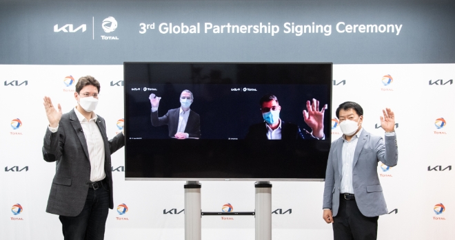 (왼쪽부터)파블로 마르티네즈(Pablo Martinez) 기아 오너십경험사업부장 상무, 장 패리조(Jean PARIZOT) 토탈 자동차부문 부사장, 장 프랑스와 투앙(Jean-Francois THOUIN) 토탈 대외협력부문 담당, 김영삼 기아 오너십혁신실 상무