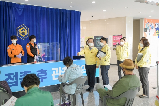 1일 허석 시장은 접종센터를 방문해 의료진을 격려하며안전하고 신속하게 예방접종을 진행하고, 만일에 사태에 철저히 대비해 달라고 주문했다/사진=순천시