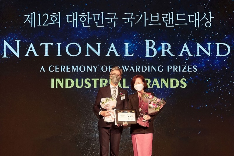 2021 국가브랜드대상 호텔리〮조트 부문 1위를 수상한 워커힐 호텔앤리조트 황은미 총지배인(우)