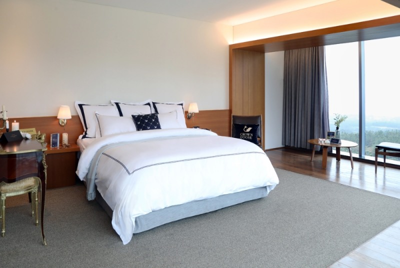 WE호텔 X 크라운구스 패키지 출시