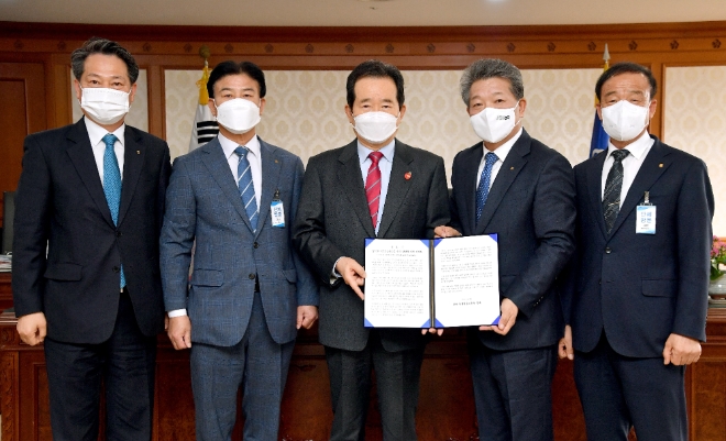 (왼쪽부터) 조소행 농협중앙회 기획조정상무, 허남규 진안농협 조합장, 정세균 국무총리, 조덕현 동천안농협 조합장, 신용빈 백운농협 조합장