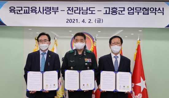 고흥군, 전남도-육군교육사령부와 드론 업무협약 체결(왼쪽부터 전남도 윤병태 정무부지사.박상근 육군교육사령관,송귀근 고흥군수)/사진=고흥군