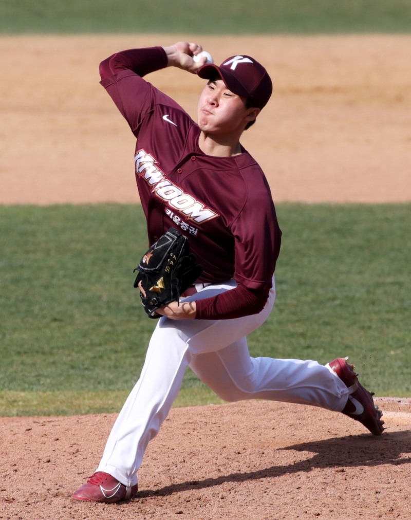 역대 신인 계약금 2위인 9억원으로 키움 유니폼을 입은 장재영은 선발보다 불펜에서 시즌을 시작할 것으로 보인다.