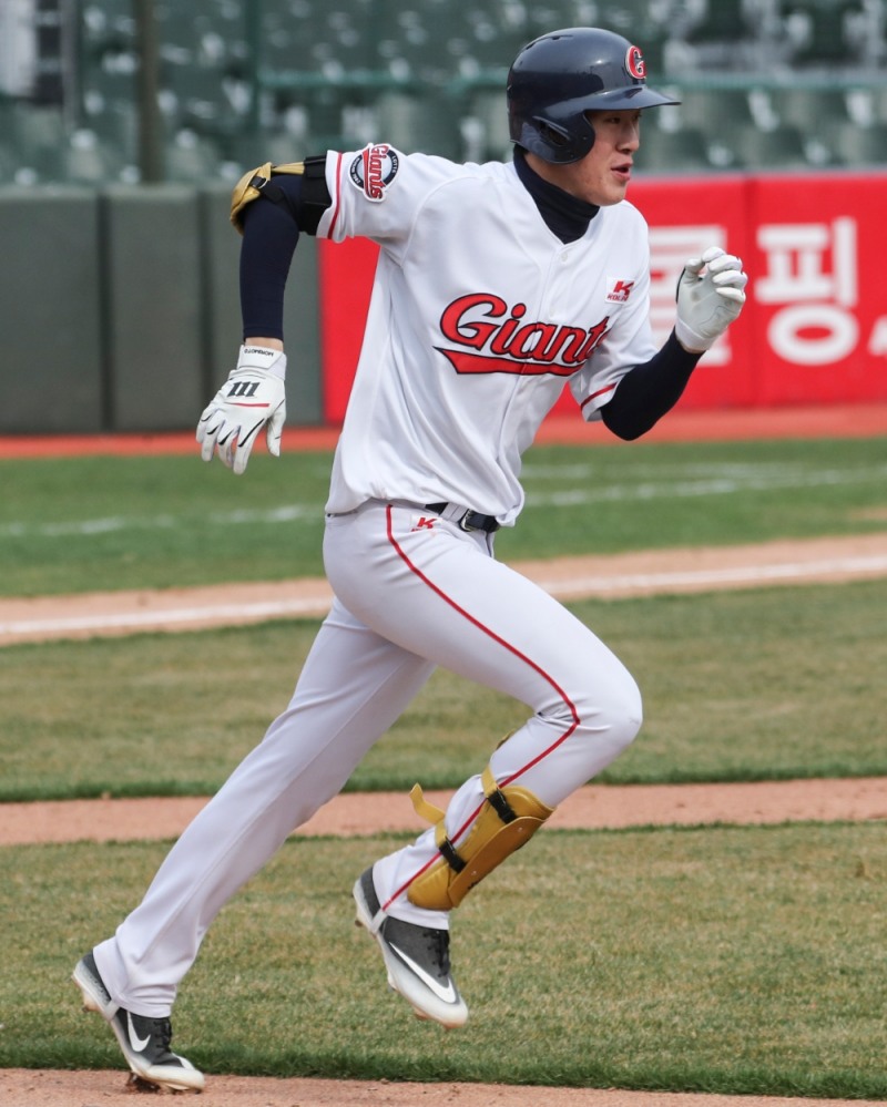 나승엽은 올시즌 타자로는 최고액인 계약금 5억원으로 롯데 유니폼을 입었지만 개막전 엔트리에는 끼지 못했다.