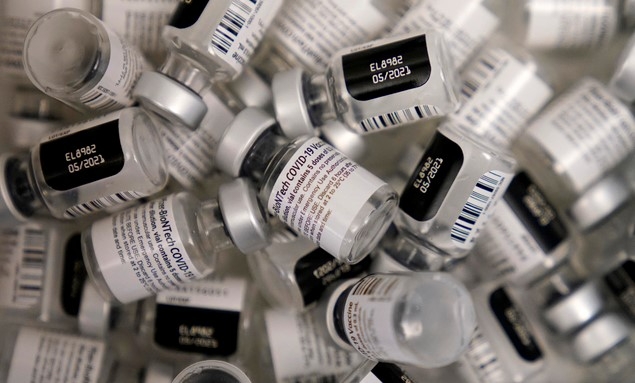 미국 네바다주 라스베이거스에 있는 네바다대학 백신접종센터에 사용한 화이자-바이오엔테크 백신 빈 병들이 쌓여 있다.