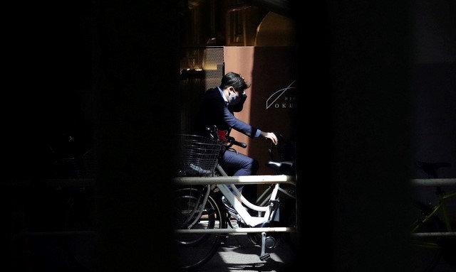 1일 일본 도쿄에서 코로나19 확산 방지를 위해 마스크를 쓴 한 남성이 육교 밑에서 자전거를 타고 지나가고 있다.