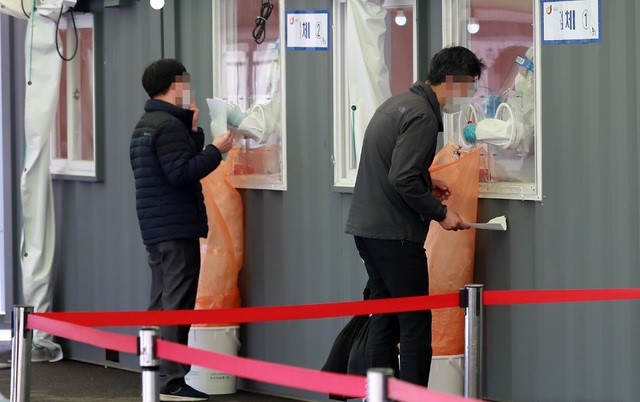 지난달 30일 오전 서울 중구 서울역광장 임시선별검사소에서 시민들이 코로나19 검사를 받고 있다.