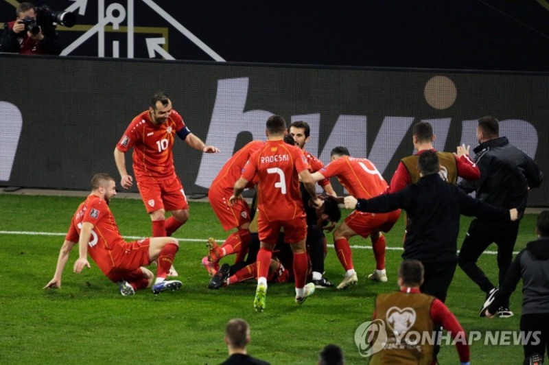 지난 1일 2022 카타르 월드컵 유럽 지역예선에서 독일이 약체 북마케도니아에게 1-2의 충격적인 패배를 당했다. 사진은 엘마스의 결승골이 터진 후 기뻐하는 북마케도니아 선수들. [AFP=연합뉴스]