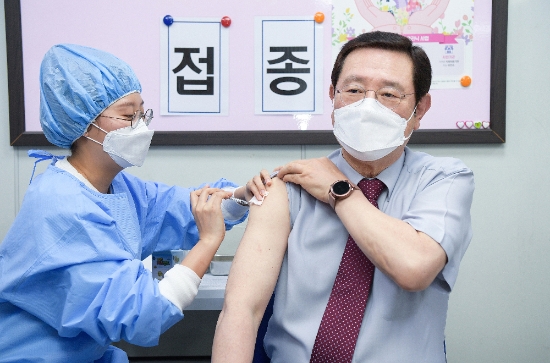 이용섭 광주광역시장이 지난 2일 오후 서구보건소 예방접종실에서 아스트라제네카(AZ) 백신을 접종하고 있다./사진=광주시
