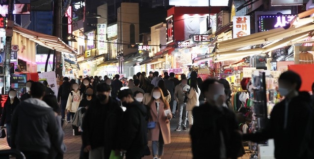 지난달 18일 오후 서울 시내 한 번화가가 시민들로 북적이고 있다.