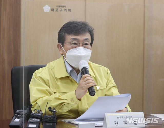 권덕철 보건복지부 장관이 지난 2일 오전 서울 마포구의회 회의장에서 열린 보건의료단체장 코로나19 백신접종 간담회에 참석해 인사말을 하고 있다. (공동취재사진)