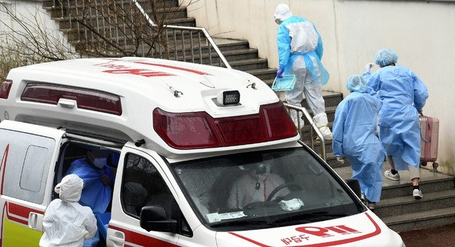 코로나19 G환자를 119대원들이 감염병 전담병원으로 이송하고 있다.