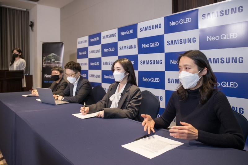 삼성전자가 2021년 삼성 TV의 신기술을 소개하는 온라인 '테크 세미나'를 개최한다. 31일 수원 라마다 호텔에서 열린 '테크 세미나'에서 삼성전자 영상디스플레이사업부 개발팀 실무 담당 직원들이 질의 응답에 답변하고 있는 모습.