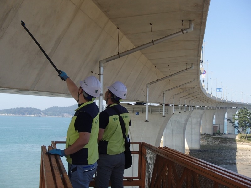 교량 안전점검 장면