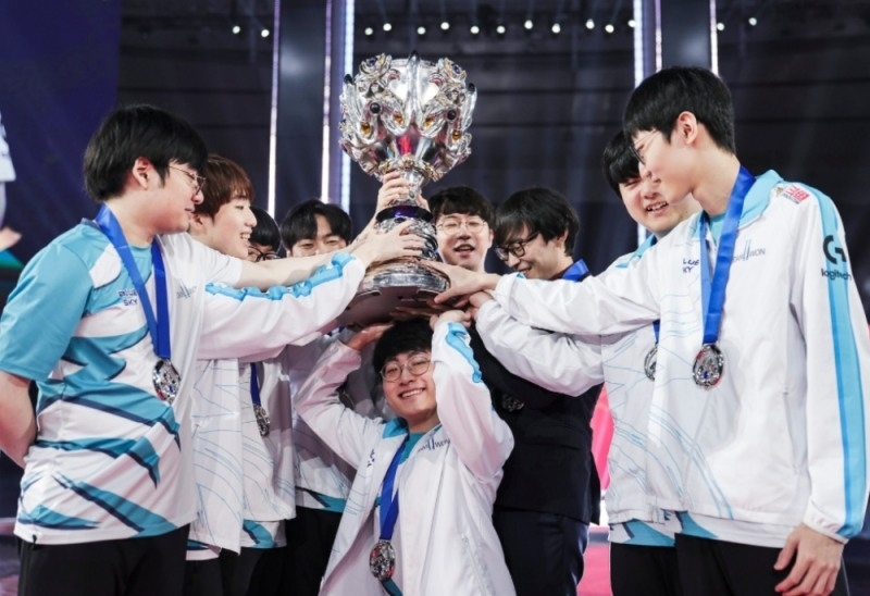 2020 리그 오브 레전드 월드 챔피언십을 우승한 담원 기아(사진=라이엇 게임즈 제공).