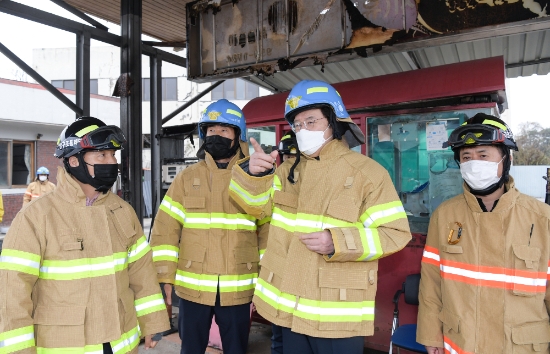 이용섭 광주광역시장이 4일 오전 광산구 수완동의 한 LPG 충전소 화재현장을 방문해 시 소방안전본부로부터 사고 현황을 보고 받고 피해 상황을 점검하고 있다./사진=광주시