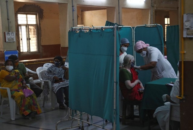 1일(현지시간) 인도 하이데라바드의 한 국립병원에서 의료진이 한 여성에게 인도가 위탁 생산한 코비실드 백신을 접종하고 있다. 인도 정부는 45세 이상 모든 사람에게 백신 접종을 시행해 백신 접종에 박차를 가하고 있다.