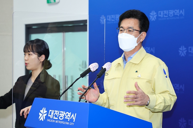 허태정 대전시장이 4일 오후 시청기자회견장에서 방역 강화 특별 대책을 설명하고 있다. (사진= 대전시 제공)