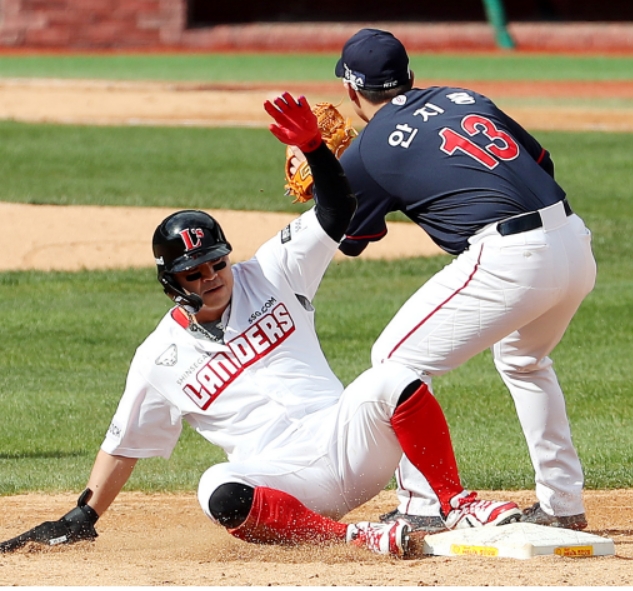 KBO 리그에 첫발을 디딘 추신수가 첫 도루에 성공하고 있다.