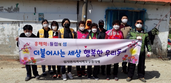 신안군 임자면지역사회보장협의체(민간 위원장 정창일)는 지난 3월 31일 장애인 사례관리 대상자 중 주거환경 개선이 시급한 중증장애인 가구를 방문해 주거환경개선을 위한 봉사활동을 펼쳤다/사진=신안군