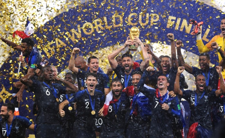 국제축구연맹(FIFA)는 월드컵 우승팀에게 FIFA컵을 시상한다. 사진은 2018년 러시아 월드컵에서 FIFA컵을 들고 환호하는 프랑스 대표팀.