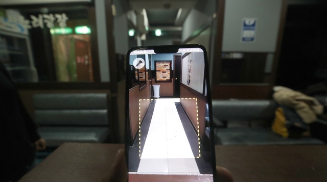 유흥시설(유흥주점·단란주점·감성주점·헌팅포차)에서 QR코드 전자출입명부 작성이 의무화된 29일 오후 서울 시내 한 노래주점에서 코로나19 방역 QR체크인 어플이 보이고 있다.