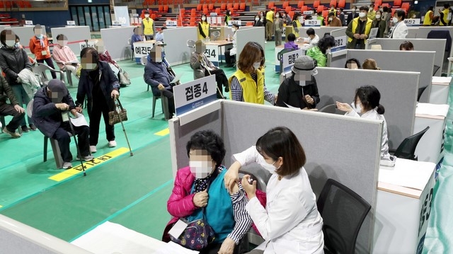 1일 오전 광주 서구 염주종합체육관에 설치된 서구지역 예방접종센터에서 75세 이상 일반인 코로나19 화이자 백신 접종이 이뤄지고 있다.
