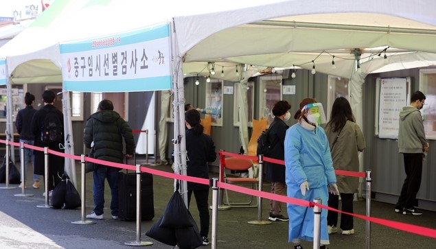 5일째 코로나19 신규 확진자가 500명대로 집계된 4일 서울 중구 서울역 광장 코로나19 중구 임시선별검사소에서 시민들이 검사를 기다리고 있다.