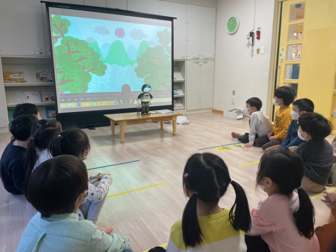 로봇 '리쿠'가 구연동화를 하는 모습 / 사진제공=서울강남구
