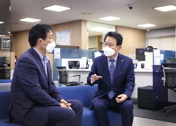 김광수 은행연합회장(오른쪽)이 박종득 신한은행 성수동기업금융센터 단장(왼쪽) / 사진 제공 = 은행연합회