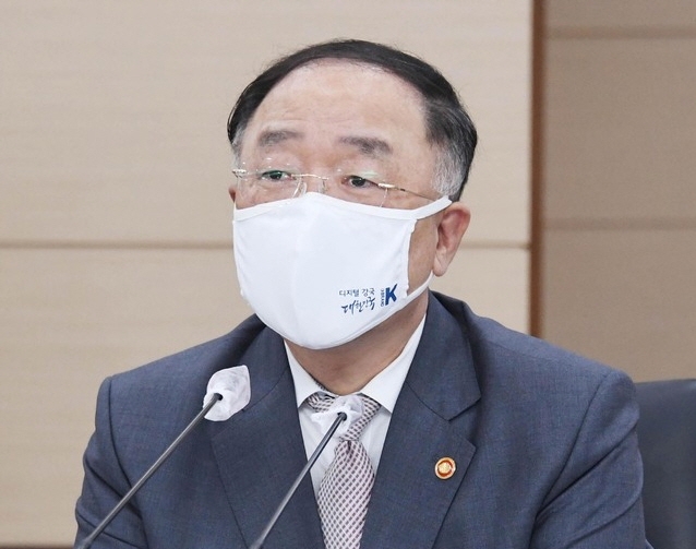 홍남기 부총리 겸 기획재정부 장관이 5일 세종시 정부세종청사 기재부 대회의실에서 열린 확대간부회의를 주재하고 있다. (사진=기획재정부 제공)