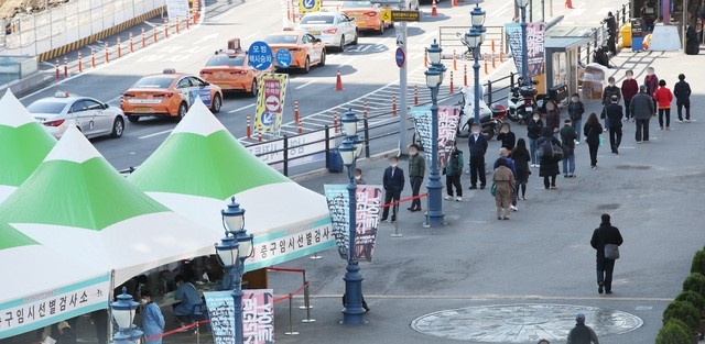 코로나19 신규확진자가 0시기준 473명 발생한 5일 오전 서울 중구 서울역 코로나19임시선별검사소에서 시민들이 검사를 받기 위해 줄서 기다리고 있다.