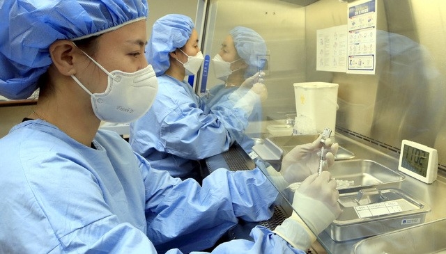 1일 오전 광주 서구 염주종합체육관에 설치된 서구지역 예방접종센터에서 75세 이상 일반인 코로나19 화이자 백신 접종에 앞서 의료진이 약품을 희석하고 있다.