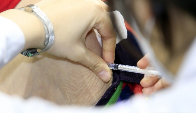 1일 오전 광주 서구 염주종합체육관에 설치된 서구지역 예방접종센터에서 75세 이상 일반인 코로나19 화이자 백신 접종이 이뤄지고 있다.