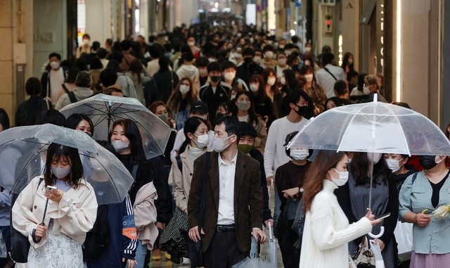5일 일본 오사카에서 코로나19 확산을 막기 위해 마스크를 쓴 사람들이 길을 걸어가고 있다. 도쿄올림픽을 4개월도 남겨두지 않은 시점에서 코로나19가 빠르게 확산하는 오사카부와 효고현, 미야기현 등 3개 지방자치단체에 '중점조치'가 시작됐다.